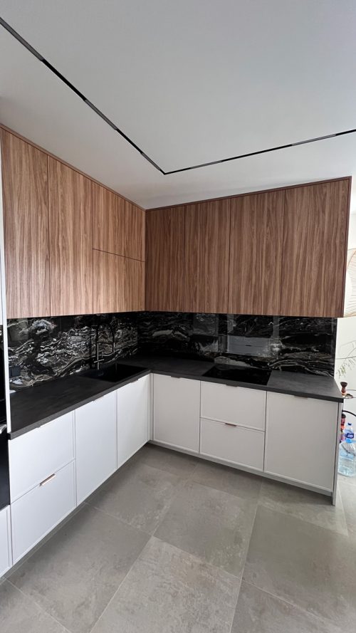 Светлая кухня в неоклассике, Воронеж Революции 1905 года